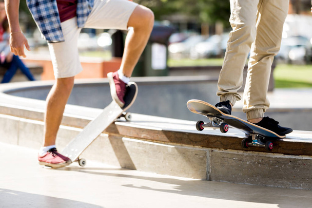 Teenage boy skateboarding outdoors - Foto, Bild