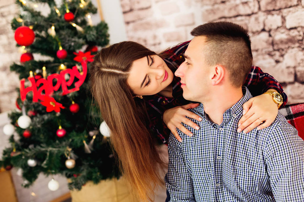 Boldog fiatal pár kiadási időt a karácsonyfa - Fotó, kép