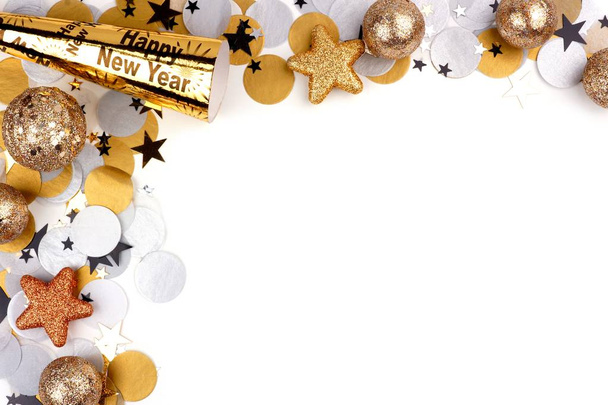 New Years Eve hoek rand van confetti en decor geïsoleerd op een witte achtergrond - Foto, afbeelding