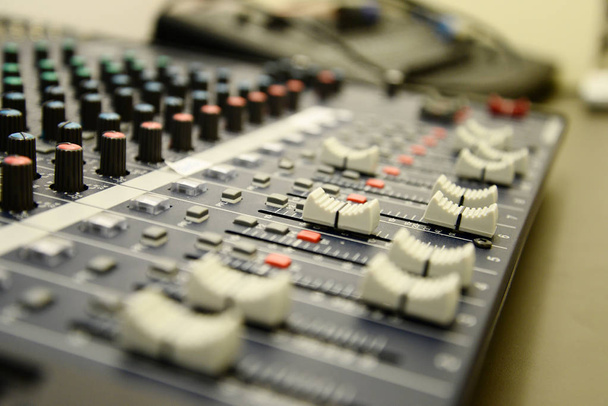 Professionele Dj sound mixer. - Foto, afbeelding