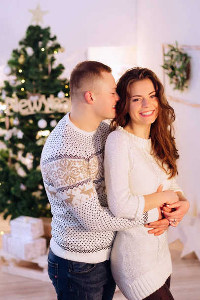 Hombre besando a su novia tiernamente mientras ella sonríe felizmente en
  - Foto, Imagen