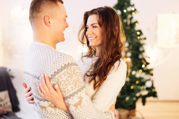 美しい若いカップルに対して家庭で新年を祝っている、 - 写真・画像