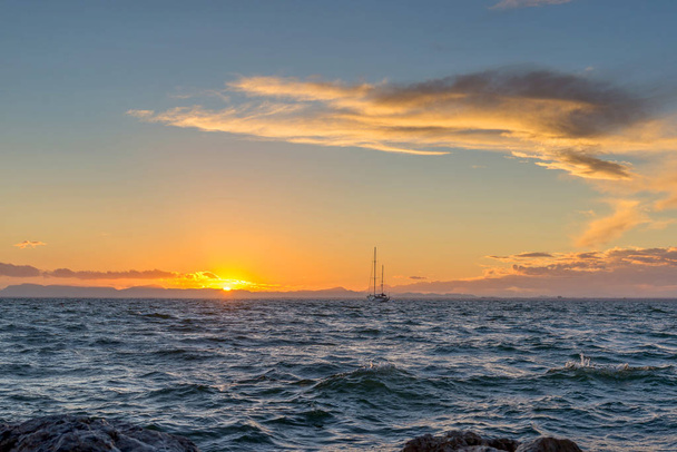 Vitorlás yacht és naplemente a tengeren. La Manga. Spanyolország. - Fotó, kép