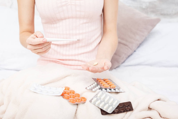 Nahaufnahme Frau Hand mit Tabletten Tabletten und Glas Wasser zur Behandlung von Kopfschmerzen. Gesundheitswesen, Konzept medizinischer Nahrungsergänzungsmittel - Foto, Bild