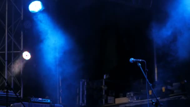 Freie Bühne mit Blaulicht vor Konzert - Filmmaterial, Video
