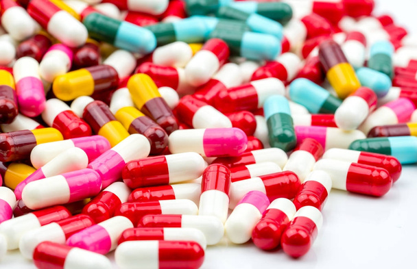 Selektywna skupić się na kolorowe antybiotyk kapsułki pigułki na rozmycie tła z miejsca kopii. Pojęcie oporu narkotyków. Zażywanie antybiotyków z rozsądnym i globalnej koncepcji opieki zdrowotnej. - Zdjęcie, obraz