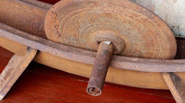 Antique ferramenta de moagem moinho de rolo de ervas. Roda de moagem de ferro com cabos de madeira para ervas
. - Foto, Imagem