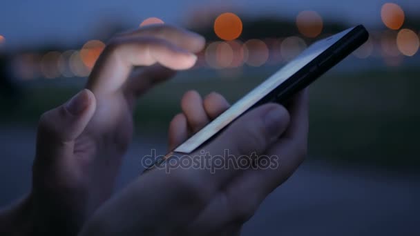 Žena používající smartphone ve městě - Záběry, video