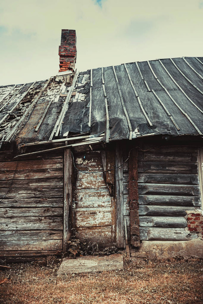 Vecchio fienile di legno abbandonato
 - Foto, immagini