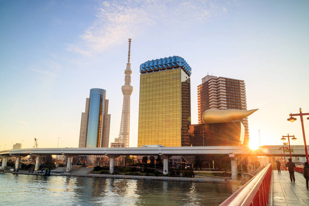 Linha do horizonte de Tóquio no rio Sumida
 - Foto, Imagem
