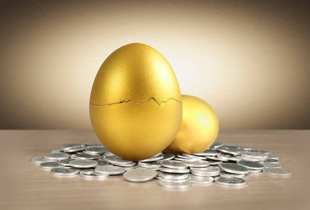 Concepto de stock de inversión de huevos de oro - Foto, Imagen