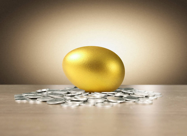 Concetto di stock di investimento di uova d'oro - Foto, immagini