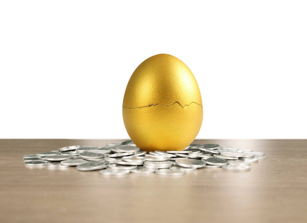 Concetto di stock di investimento di uova d'oro - Foto, immagini