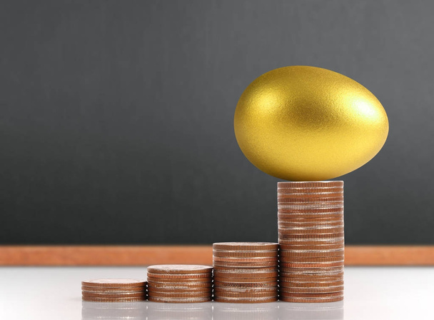 Concepto de stock de inversión de huevos de oro - Foto, Imagen