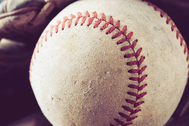 old Baseball on wood background with filter effect retro vintage - Foto, afbeelding