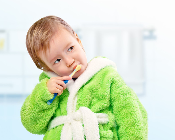 Girl brushing her teeth - Φωτογραφία, εικόνα