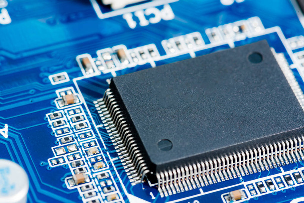 Resumen, Primer plano de los circuitos electrónicos en la placa base de la tecnología informática. (placa lógica, placa base de la CPU, placa principal, placa del sistema, mobo
) - Foto, imagen