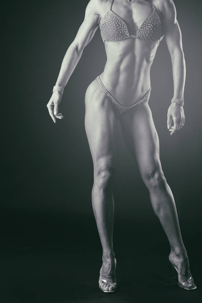 рельеф, мышечная фитнес-девушка
 - Фото, изображение