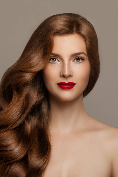Mulher elegante com cabelo encaracolado vermelho. Modelo de ruiva bonito
 - Foto, Imagem