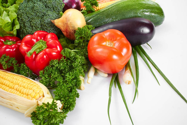 légumes frais mûrs isolés sur fond blanc
 - Photo, image