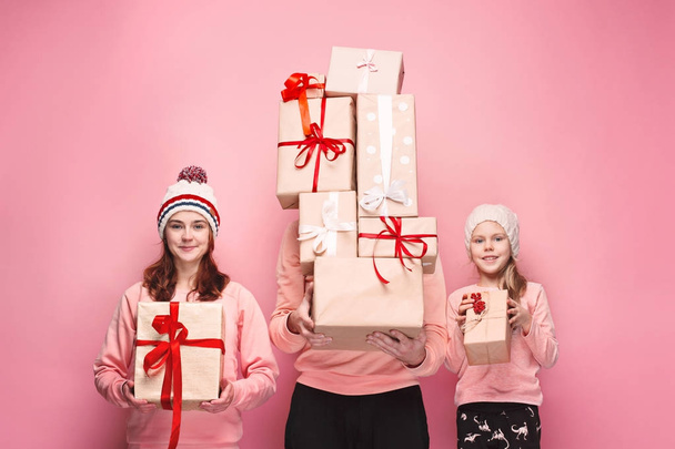 Father and mother give gifts to little daughter at studio - 写真・画像