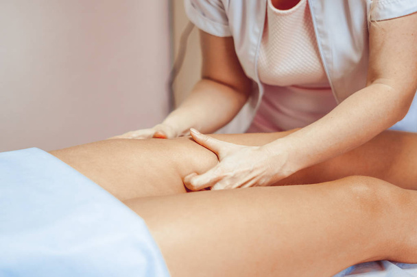масаж ніг в салоні
 - Фото, зображення