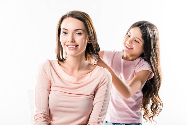 Daughter combing mothers hair - Foto, imagen
