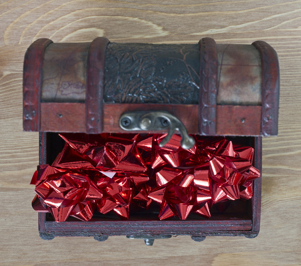 Arcos vermelhos em caixa de jóias
 - Foto, Imagem