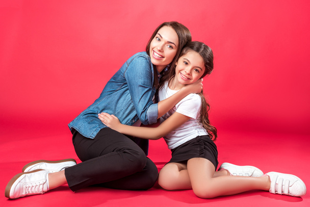 Tochter und Mutter umarmen sich - Foto, Bild
