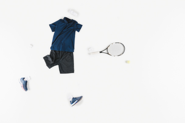 vêtements de sport et raquette de tennis
  - Photo, image