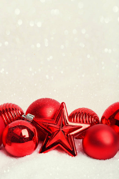 Rode kerstballen op wit - Foto, afbeelding
