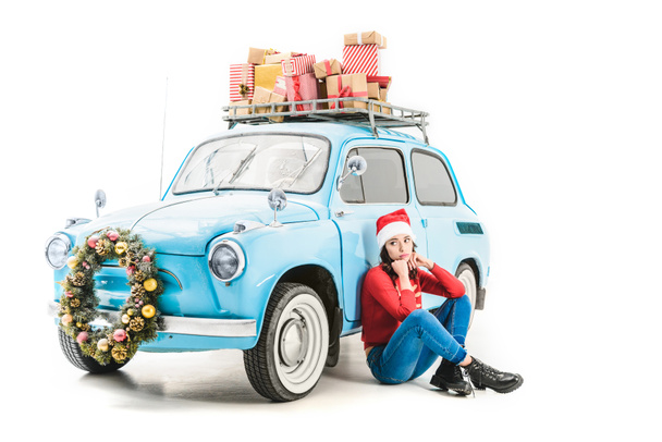femme près de voiture avec cadeaux de Noël
 - Photo, image