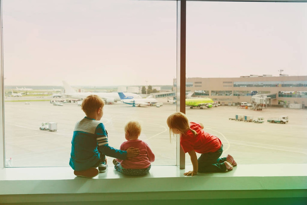 Kinder warten auf Flugzeug am Flughafen - Foto, Bild