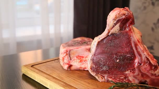Bife de vaca. Carne fresca crua Ribeye Steak
.  - Filmagem, Vídeo