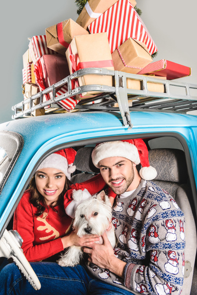 family sitting in car with chistmas gifts  - Foto, Bild