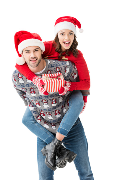 jeune couple dans chapeaux de Père Noël
 - Photo, image