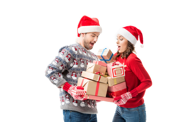 Jovem casal segurando presentes de Natal
  - Foto, Imagem