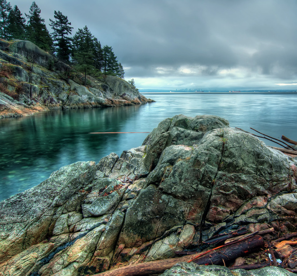 βράχοι κατά μήκος ακτή με ψυχρά ρεφλέ - Φωτογραφία, εικόνα