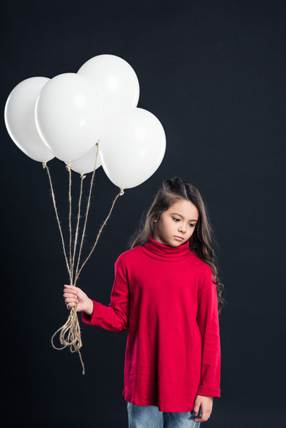 niño sosteniendo manojo de globos
  - Foto, imagen