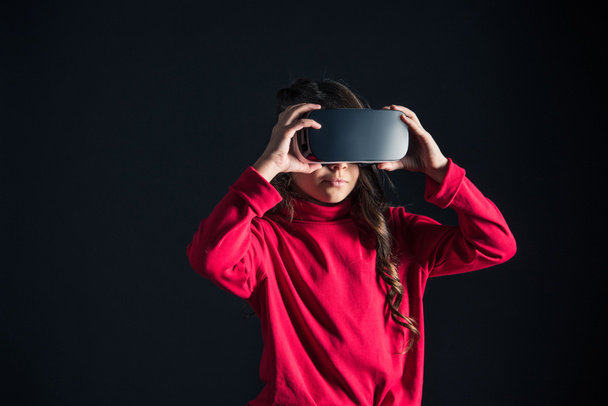 Lapsi laittaa VR kuulokkeet
 - Valokuva, kuva