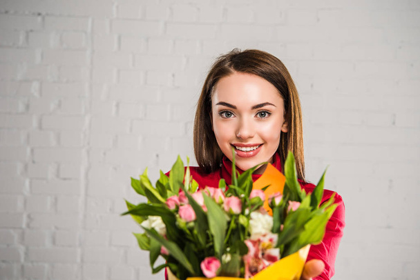 femme avec bouquet de fleurs - Photo, image