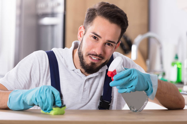 Man Cleaning Kitchen Worktop - Foto, Imagen