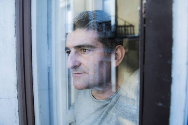 Close-up van portret van triest en depressief 40s man die via w - Foto, afbeelding