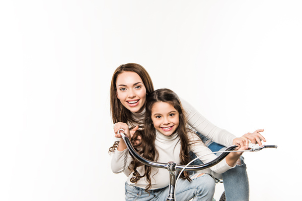 Äiti ja tytär polkupyörällä - Valokuva, kuva