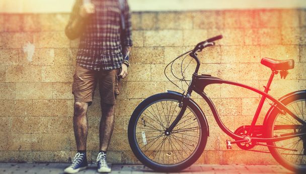 Outdoor Portrait Unrecognizable Man Traveler With Bicycle in The Street - Foto, imagen