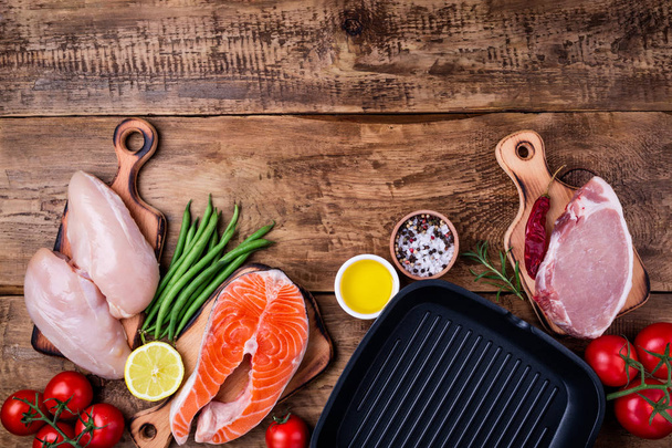Здоровое питание. Мясо, рыба, овощи, сковородка для приготовления гриля. Концепция здорового питания
 - Фото, изображение
