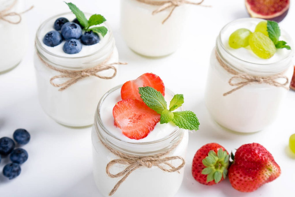 Taze yoğurt. Meyve ve çilek ile yoğurt ile Servis Kahvaltı. Sağlıklı gıda - Fotoğraf, Görsel