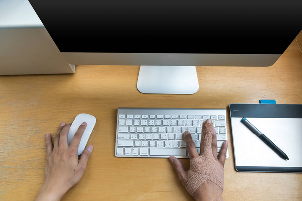 wrist to working with computer keyboard with mouse - 写真・画像