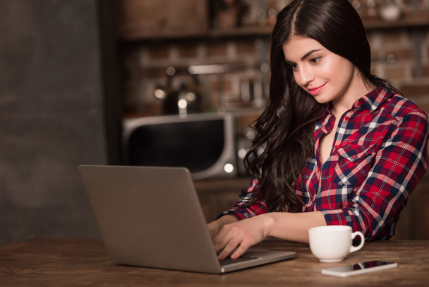 Chica con ordenador portátil, smartphone y café
 - Foto, imagen