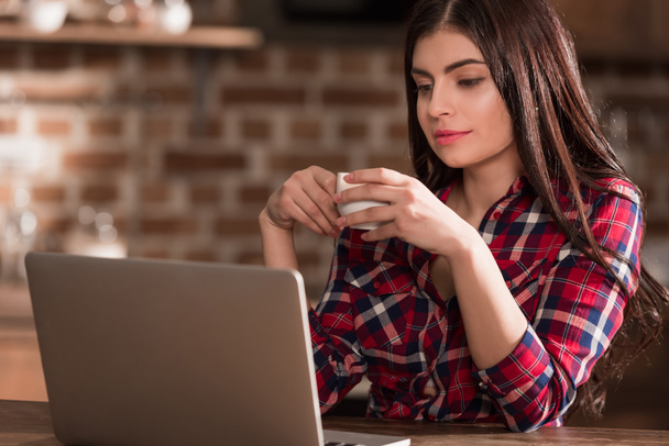 Kahve içme dizüstü bilgisayar ile kız - Fotoğraf, Görsel
